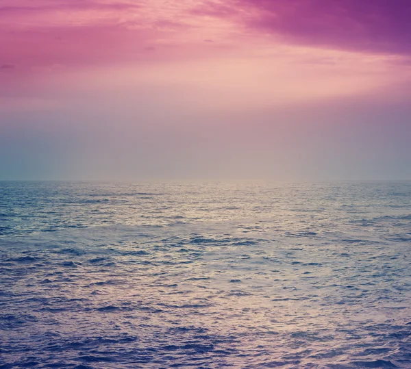 denize güzel pembe günbatımı