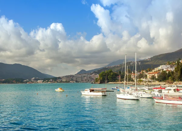 Bateaux et yachts dans le port, beau paysage d'été — Photo