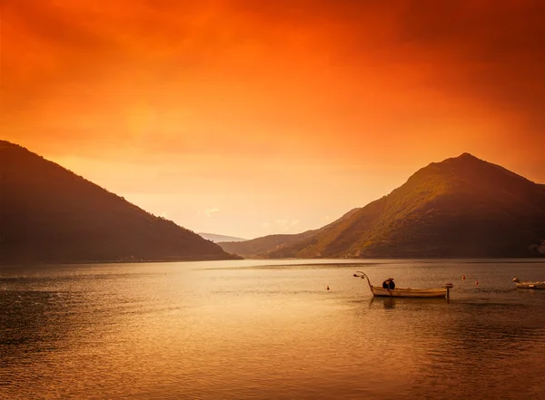 Splendido tramonto nella baia di Kotor — Foto Stock