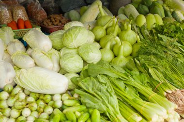 sayaç piyasada farklı yeşil sebzeler