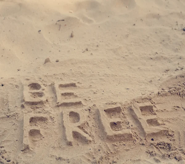 Fráze "osvobozeni" v písku — Stock fotografie