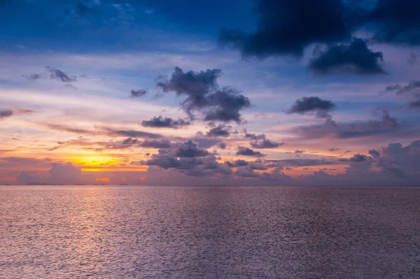 समुद्रकिनारावर सुंदर सूर्यास्त — स्टॉक फोटो, इमेज