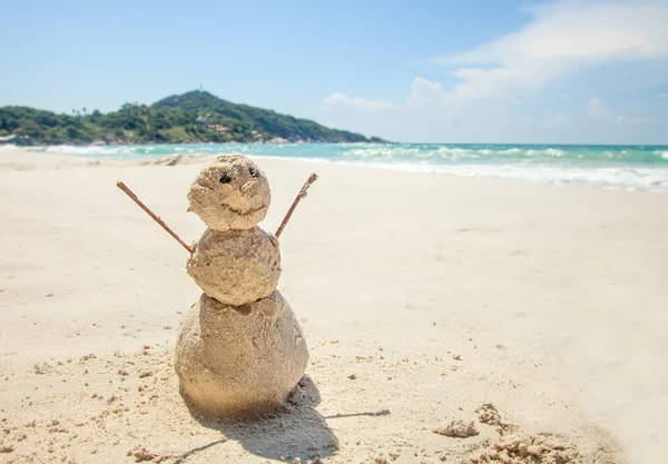Boneco de neve feito de areia em um fundo do mar quente tropical — Fotografia de Stock