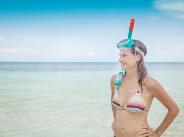 Deniz arka planda dalış için bir maske kadınla