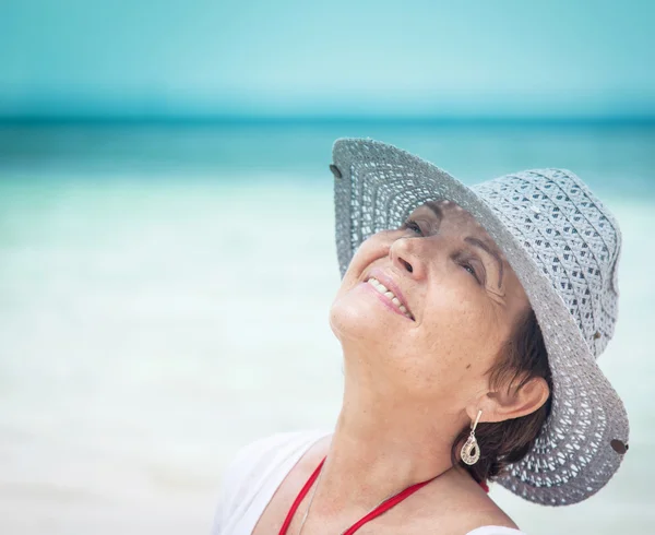 Retrato de una hermosa mujer de mediana edad en el fondo de t —  Fotos de Stock