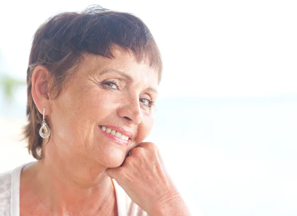 Retrato de una hermosa mujer mayor —  Fotos de Stock