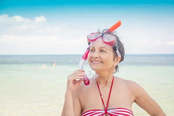 Vrouw met een masker voor snorkelen in de zee-achtergrond — Stockfoto