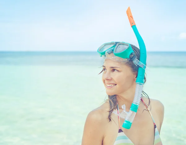 Kvinna med en mask för snorkling i havet bakgrunden — Stockfoto