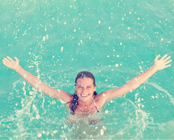 Szczęśliwa dziewczyna zalewaniem w wodzie — Zdjęcie stockowe