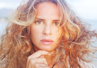 saç uçan ile güzel bir genç kadın