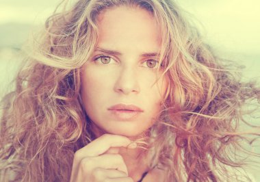 saç uçan ile güzel bir genç kadın