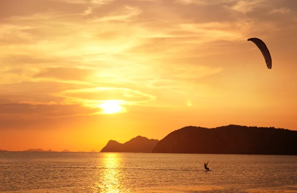 Belo pôr do sol em uma praia tropical na Tailândia — Fotografia de Stock