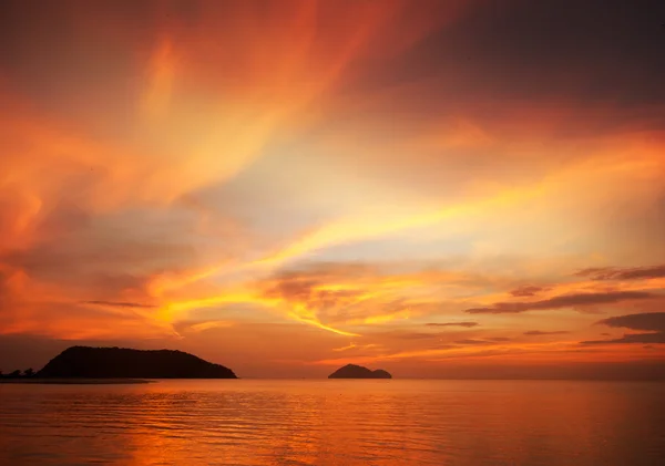 Zonsondergang op het strand — Stockfoto