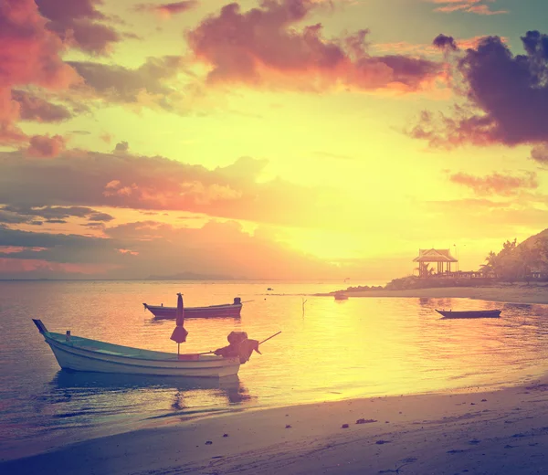 Traditional thai boats at sunset beach — Stock Photo, Image