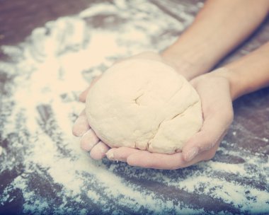 Kadının elinde bir tabloda hamur yoğurmak