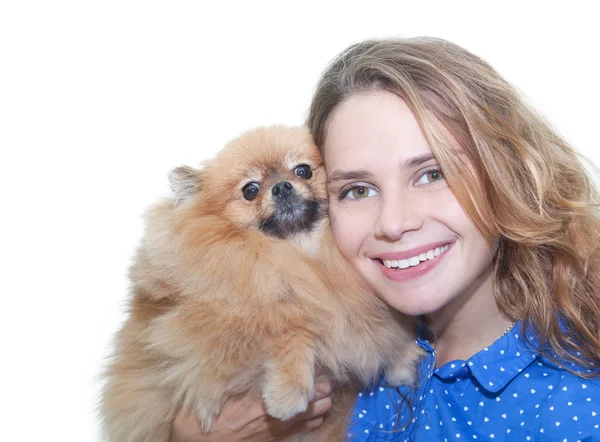 Jovem mulher com um pomerano em seus braços, isolado em um branco b — Fotografia de Stock