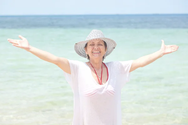 t arka plan üzerinde güzel bir orta yaşlı kadın portresi