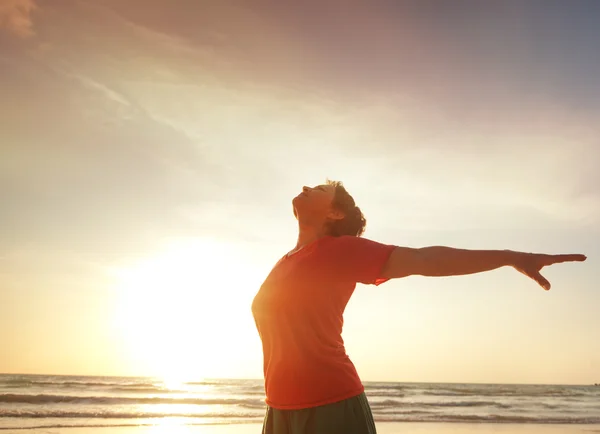 kadın fitness yapıyor sahilde