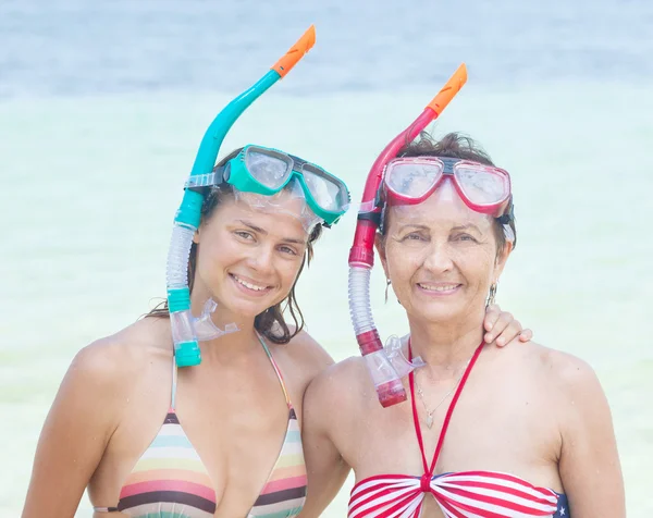 Duas mulheres com máscara para snorkeling no fundo do mar — Fotografia de Stock