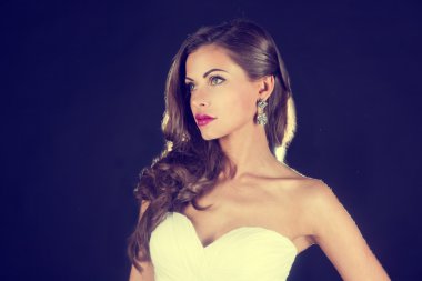 güzel gelin, portre karanlık bir arka plan üzerinde