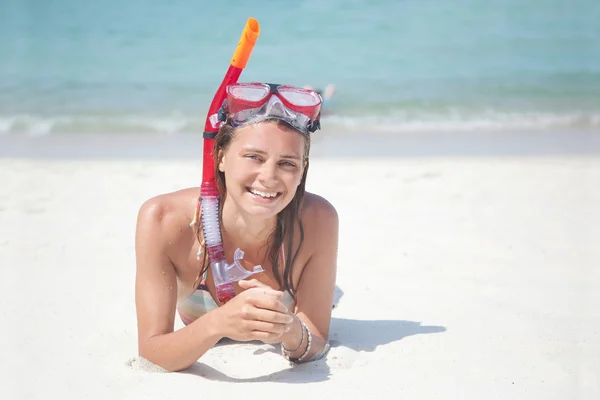 シュノーケ リング海の近くの砂の上に横たわってのマスクを持つ女性 — ストック写真