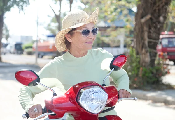 Hermosa anciana en moto —  Fotos de Stock