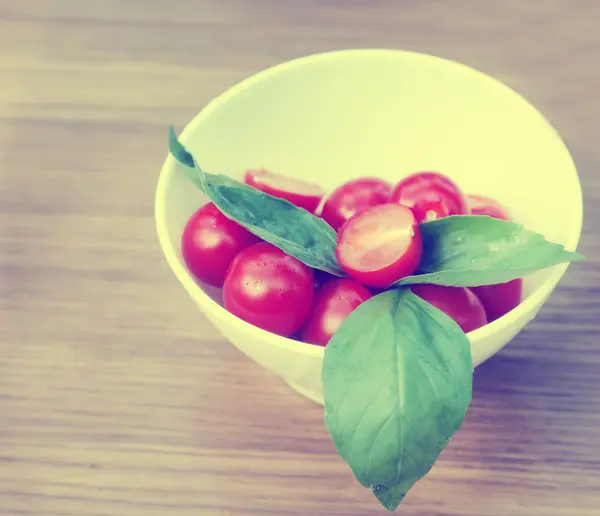 Tomates de cereja, manjericão e queijo mussarela em uma chapa — Fotografia de Stock