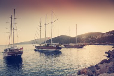 büyük yelkenli tekne ile güzel deniz manzarası