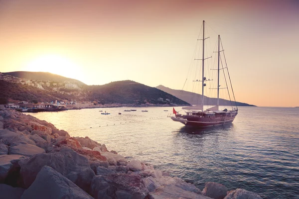 Hermoso paisaje marino con grandes veleros — Foto de Stock