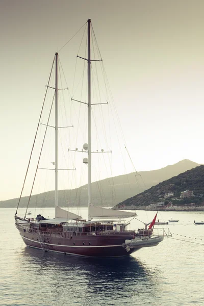Büyük yelkenli tekne ile güzel deniz manzarası — Stok fotoğraf