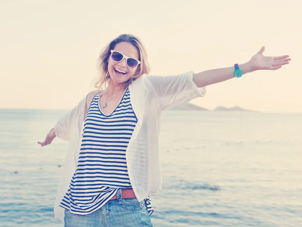 Bela menina feliz contra o mar — Fotografia de Stock