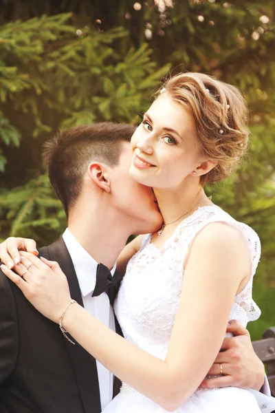 Gentilmente noivo beija a noiva — Fotografia de Stock