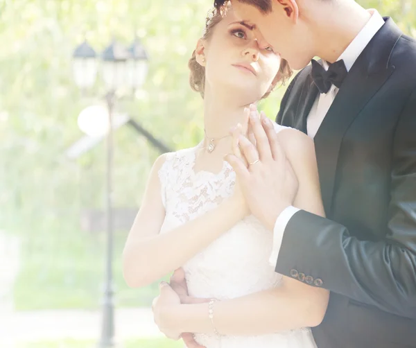 魅力的な花嫁と花婿の結婚式の日 — ストック写真