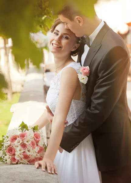 Attractive bride and groom, wedding day — Stock Photo, Image