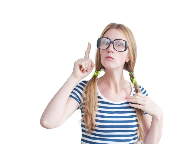 Legrační mladá žena s brýlemi izolovaných na bílém pozadí — Stock fotografie