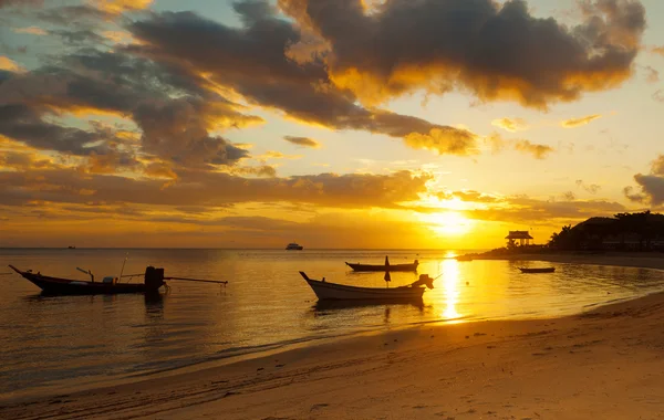 Csónak a hullámok, a naplemente, gyönyörű tengeri tájkép — Stock Fotó