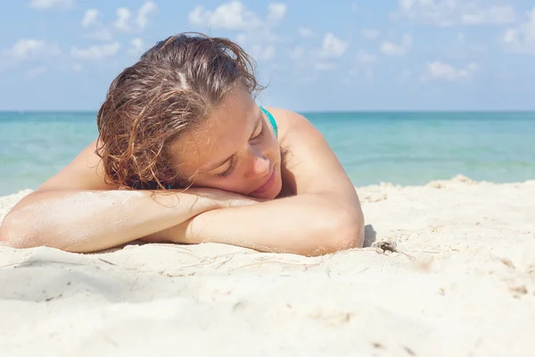 Belle jeune femme couchée sur le sable sur le rivage de la chaleur — Photo