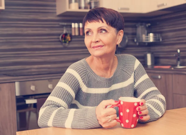 Evde çay çekici kadın 50 yaşında — Stok fotoğraf