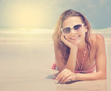 güzel ve genç birbayan denize karşı sahilde yalan