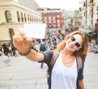 PP bir turist konumda yapma genç güzel kadın