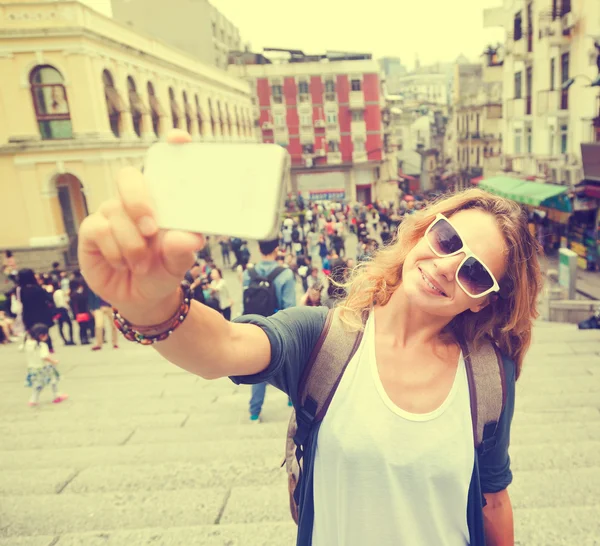Όμορφη κοπέλα κάνει Selfe σε μια τουριστική τοποθεσία — Φωτογραφία Αρχείου