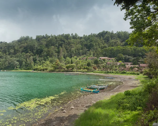호수 Bratan, 발리, 인도네시아에 낚시 보트. — 스톡 사진