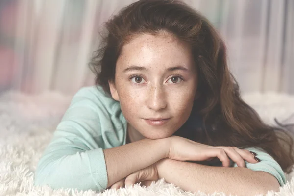 Portret młodej dziewczyny, 17-18 lat — Zdjęcie stockowe