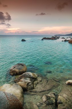 Sahilde güzel gün batımı. Tayland, Koh Phangan
