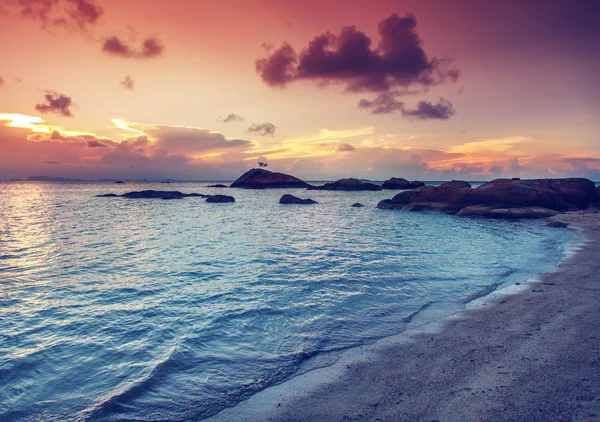 Frumos apus de soare pe plajă. Thailanda, Koh Phangan — Fotografie, imagine de stoc