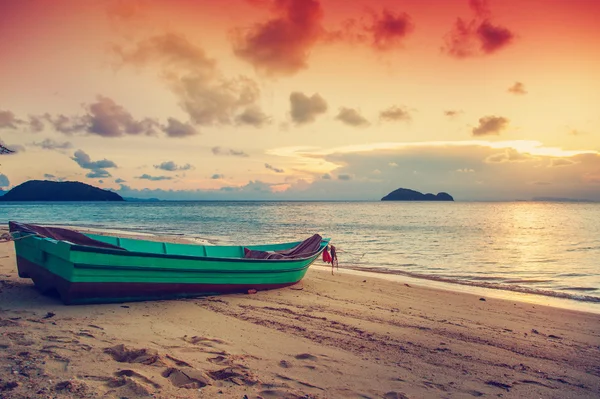 Barco na praia contra o pano de fundo de um belo pôr do sol. Th... — Fotografia de Stock