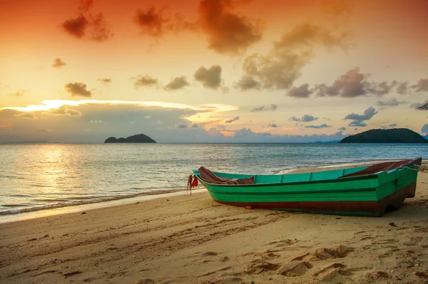 Boat on the beach against the backdrop of a beautiful sunset. Th — Stock Photo, Image