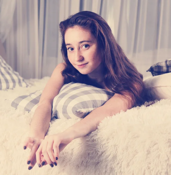Porträt eines jungen Mädchens, 17-18 Jahre — Stockfoto