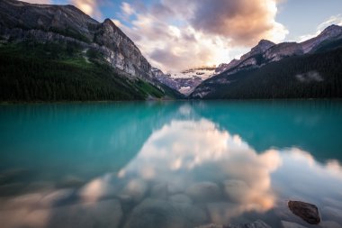 Banff Ulusal Parkı, Kanada gün batımında Lake Louise