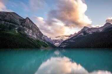 Banff Ulusal Parkı, Kanada gün batımında Lake Louise